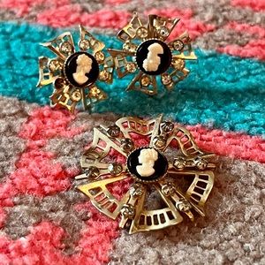 VTG 1950s black and white cameo brooch and screw back earrings